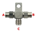 Téčko s výstupy 2x PTFE hadice D-03 (AN3) + 1x samec 1/8"-BSP - nerezové (s držákem)